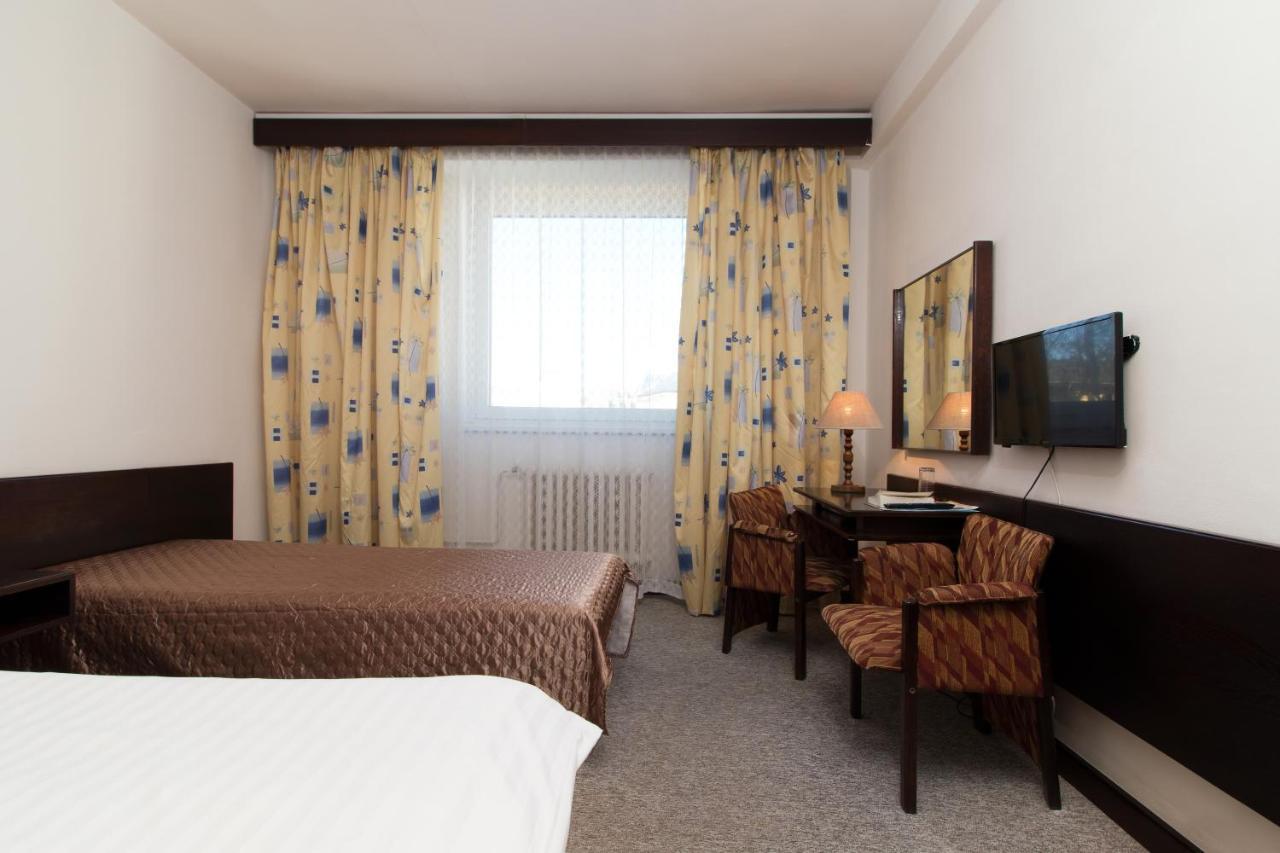 Hotel Merkur - Jablonec Nad Nisou Exteriör bild